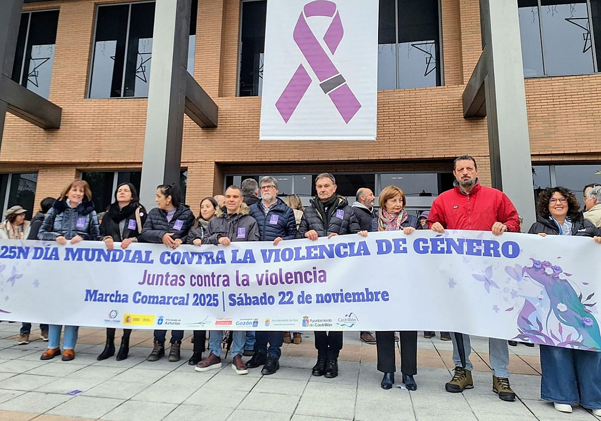 Los representantes de los gobiernos de Avilés, Castrillón, Corvera, Illas y Gozón encabezaron la marcha comarcal contra la violencia de género.