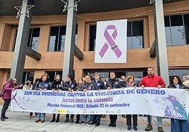 Los representantes de los gobiernos de Avilés, Castrillón, Corvera, Illas y Gozón encabezaron la marcha comarcal contra la violencia de género.