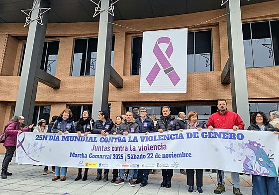 Los representantes de los gobiernos de Avilés, Castrillón, Corvera, Illas y Gozón encabezaron la marcha comarcal contra la violencia de género.