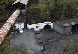 Vista de la bocamina de la explotación de Vega de Rengos, en Cangas del Narcea, este sábado.