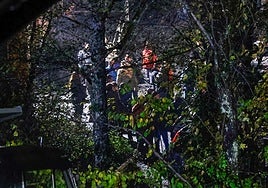 Vecinos y compañeros este viernes tras el accidente en la mina de Vega de Rengos en Cangas del Narcea.