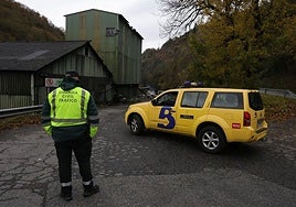 Guardia Civil y Bomberos del SEPA permanecen en la zona del accidente mineros en Cangas del Narcea.