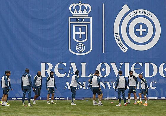 Santi Cazorla, a la derecha, con el balón, es una de las grandes novedades de la convocatoria de Luis Carrión para enfrentarse al Rayo Vallecano.