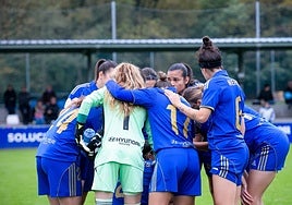Las jugadoras del Oviedo, haciendo piña.