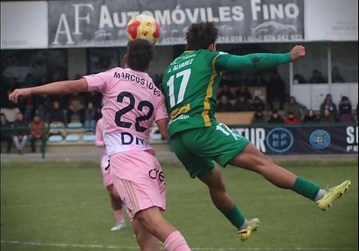Marcos Lopes pugna por un balón dividido.