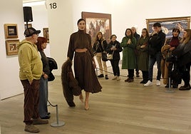 Un instante del desfile en el Museo de Bellas Artes de Asturias.