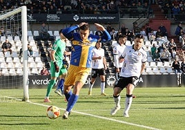 Raúl Rubio tuvo en su cabeza la primera gran ocasión del partido.