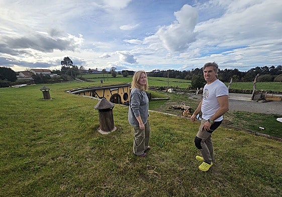 Sonia Fernández y Juan Manuel Blanco, sobre el tejado de las casas 'hobbit'.