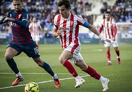 El rojiblanco Gaspar trata de irse por velocidad de su par.