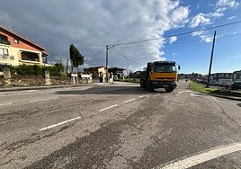 Cruce de la carretera nacional 635 con la que da acceso a Noreña por la avenida de Buenavista, y a Hevia y Tiñana