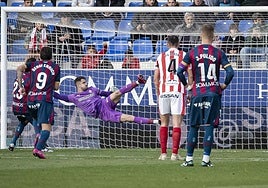 Yáñez tratando de parar el primero de los penaltis del Huesca, que finalmente fue gol de Sielva.