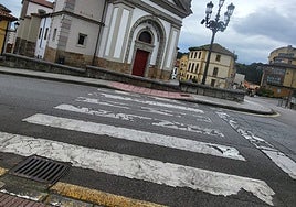 Paso de peatones junto a la iglesia de San  Félix, en Candás.