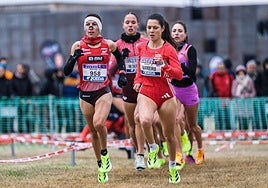 Isabel Barreiro, a la derecha, este domingo, en Atapuerca.