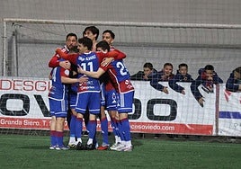 Los jugadores del Langreo celebran uno de sus goles.