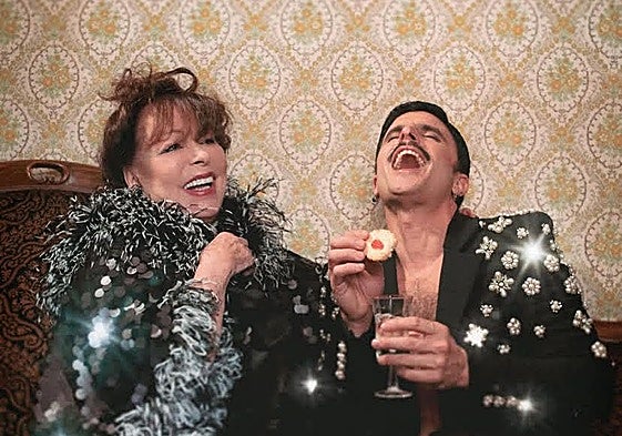 Massiel y Rodrigo Cuevas, en el videoclip de 'Un mundo feliz'.