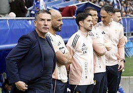 Luis Carrión junto al cuerpo técnico del Oviedo.