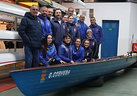 Foto de familia de los representantes del Grupo Corvera de Remo en el Campeonato de España.
