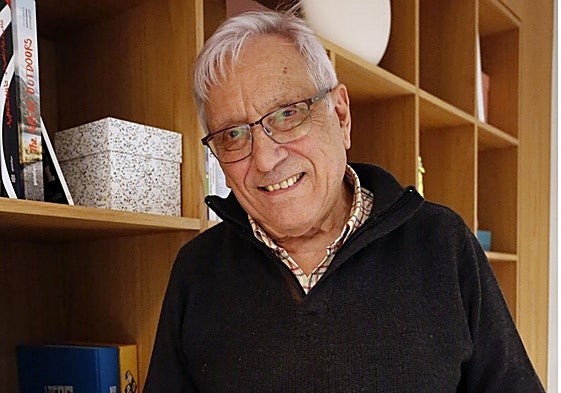 José Marcelino García, durante la entrevista en EL COMERCIO, con el libro que presenta este miércoles.