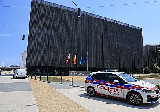 Un coche de la Policía Local, frente a la nueva Comisaría.