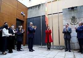 Aplausos tras el izado de bandera, el año pasado.