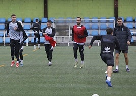 Kevin Bautista, Natalio, Campabadal, el preparador físico Hugo Laviana y Guzmán, de espaldas, en el ensayo de ayer en La Toba 2.