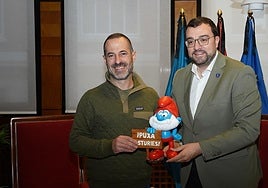 Ángel García entregó al presidente del Principado, Adrián Barbón, una figurita de Papá Pitufo