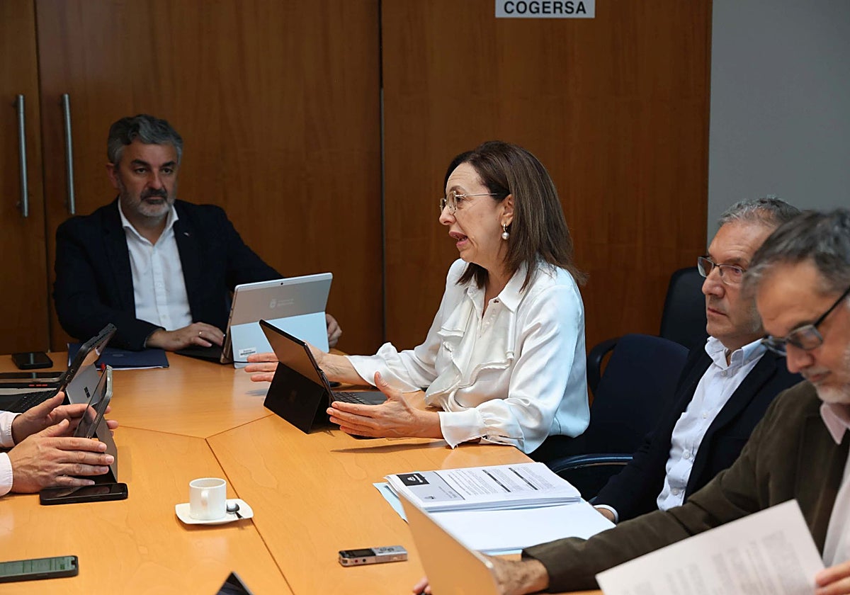 El consejero de Medio Ambiente y presidente de Cogersa, Alejandro Calvo, atendiendo las explicaciones de la gerente del ente, Paz Orviz, en un consejo de administración de octubre.