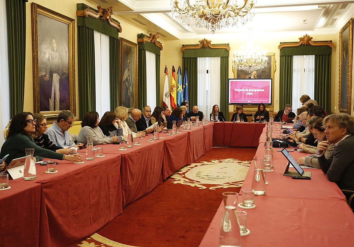 Reunión de presentación de los presupuestos municipales al Consejo Social de la Ciudad de Gijón.