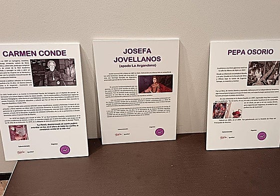 Tres de los 18 paneles que componen la exposición 'Gijón con ojos de mujer', en Contrueces.