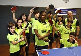 Oyeniyi Kehinde, mentora, rodeada por algunos jugadores y jugadoras del Avilés TM.