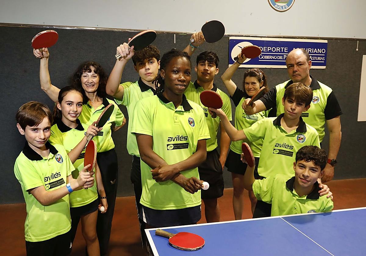 Oyeniyi Kehinde, mentora, rodeada por algunos jugadores y jugadoras del Avilés TM.