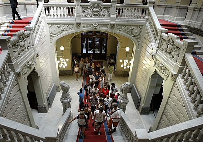 Escalera de Honor del Palacio de la Junta General de Asturias.