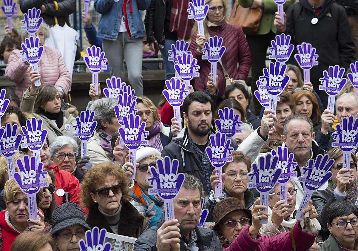 Concentración de protesta de UGT y CC OO contra la violencia machista ante los juzgados de Oviedo.