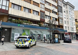 Un vehículo de la Policía Local durante su ornada laboral en Pola de Siero