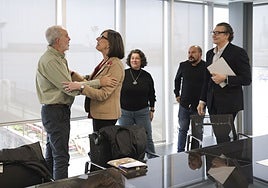 La presidenta de la Autoridad Portuaria, Nieves Roqueñí, y el presidente de la FAV, Manuel Cañete, se saludan al inicio de la reunión en presencia de Charo Blanco, José Luis Fernández y José Luis Barettino.