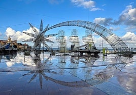 Las figuras de los tres Reyes Magos ya lucen en el Náutico, bajo la 'Estrellona', en Gijón.