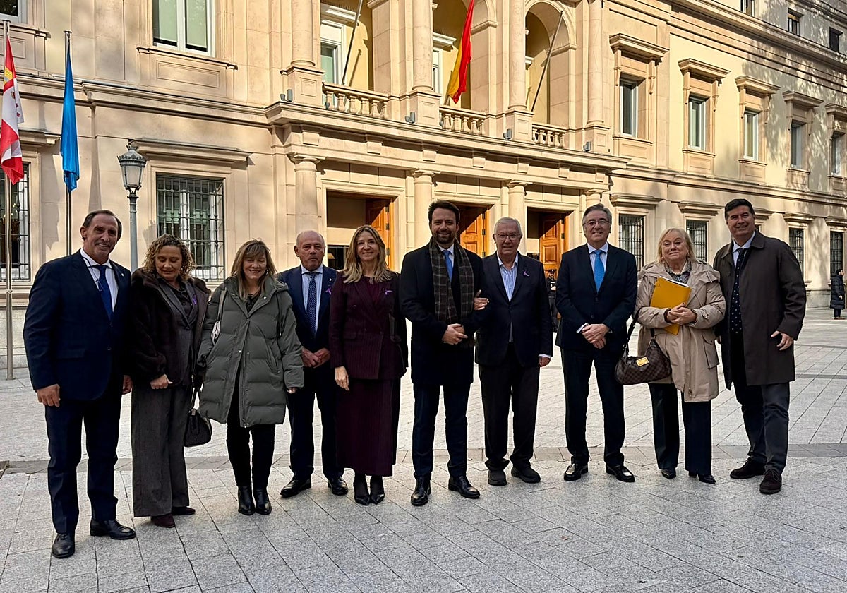 Álvaro Queipo, con diputados y senadores del PP.