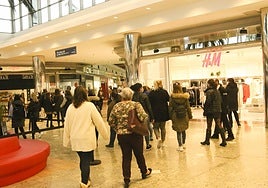 Gente de compras en un centro comercial de Asturias.