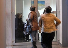 Unas mujeres se dirigen al juzgado especializado de Oviedo.