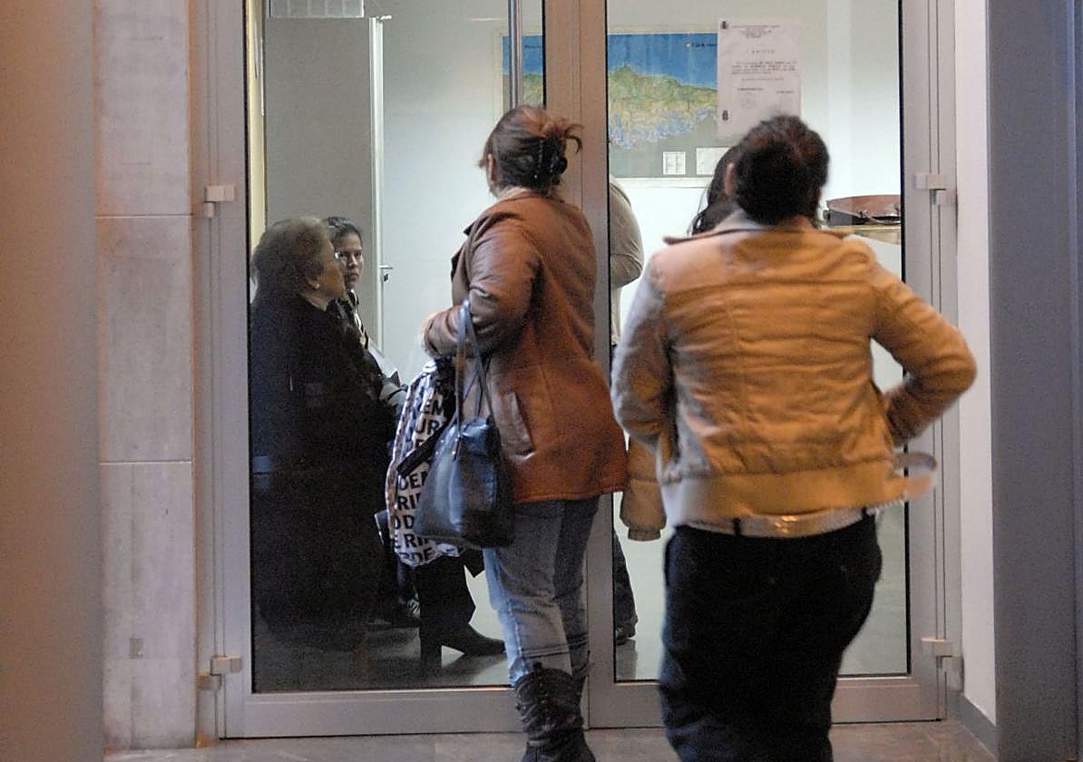 Unas mujeres se dirigen al juzgado especializado de Oviedo.