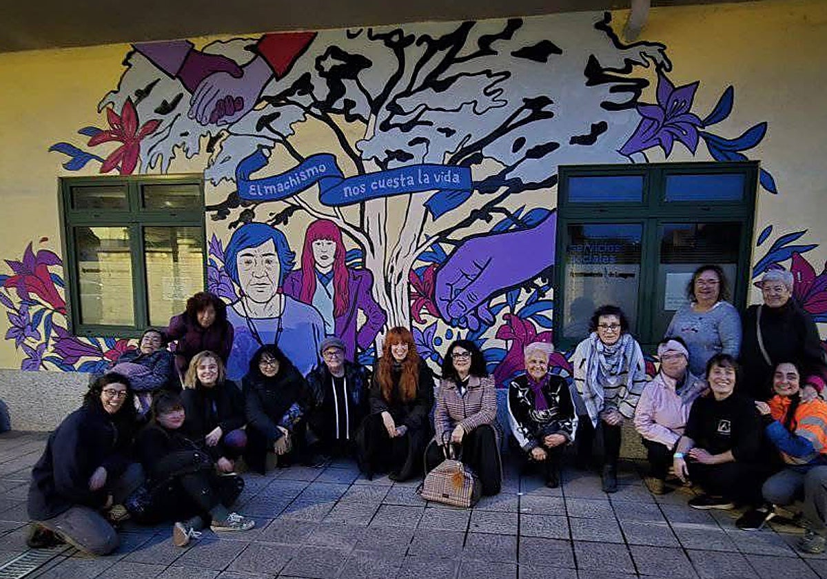 Mural contra la violencia de género realizado en Langreo, con la presencia de la cantante Marisa Valle Rosso.