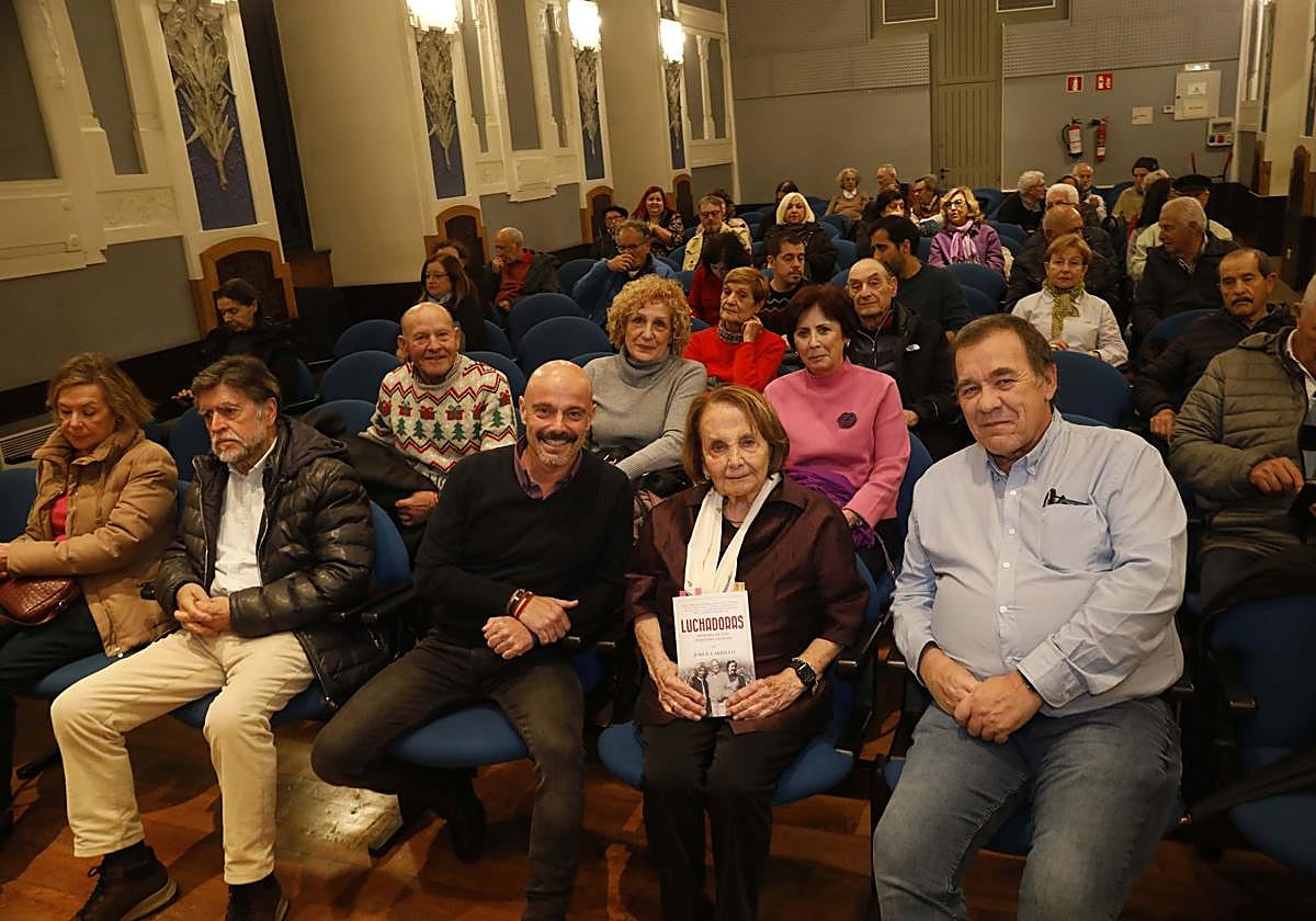 Jorge Espina, Paz Fernández Felgueroso y Jorge Carrillo, este martes, en la presentación del libro 'Luchadoras' en el Antiguo Instituto, en Gijón.