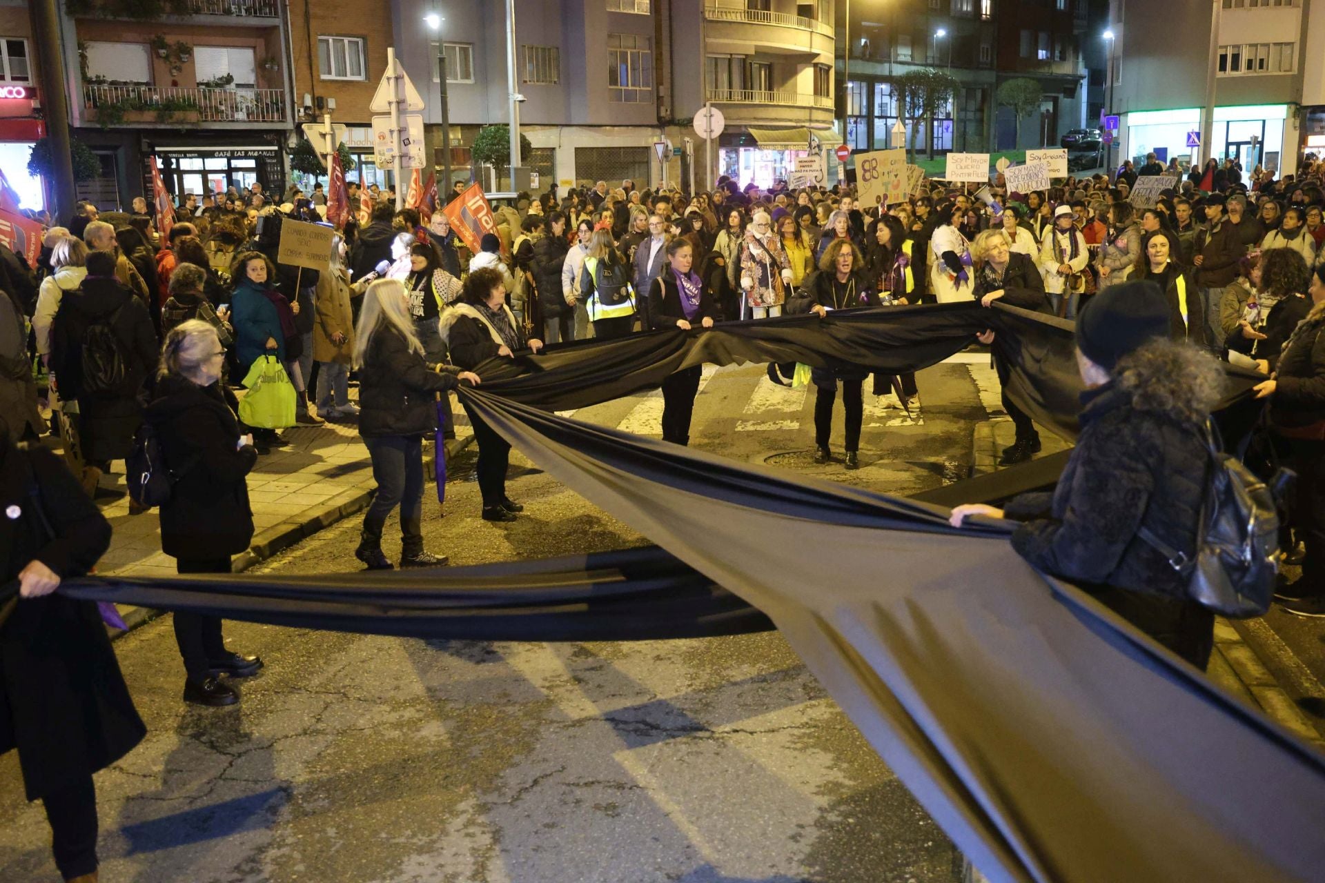 La manifestación contra la violencia machista en Avilés en imágenes