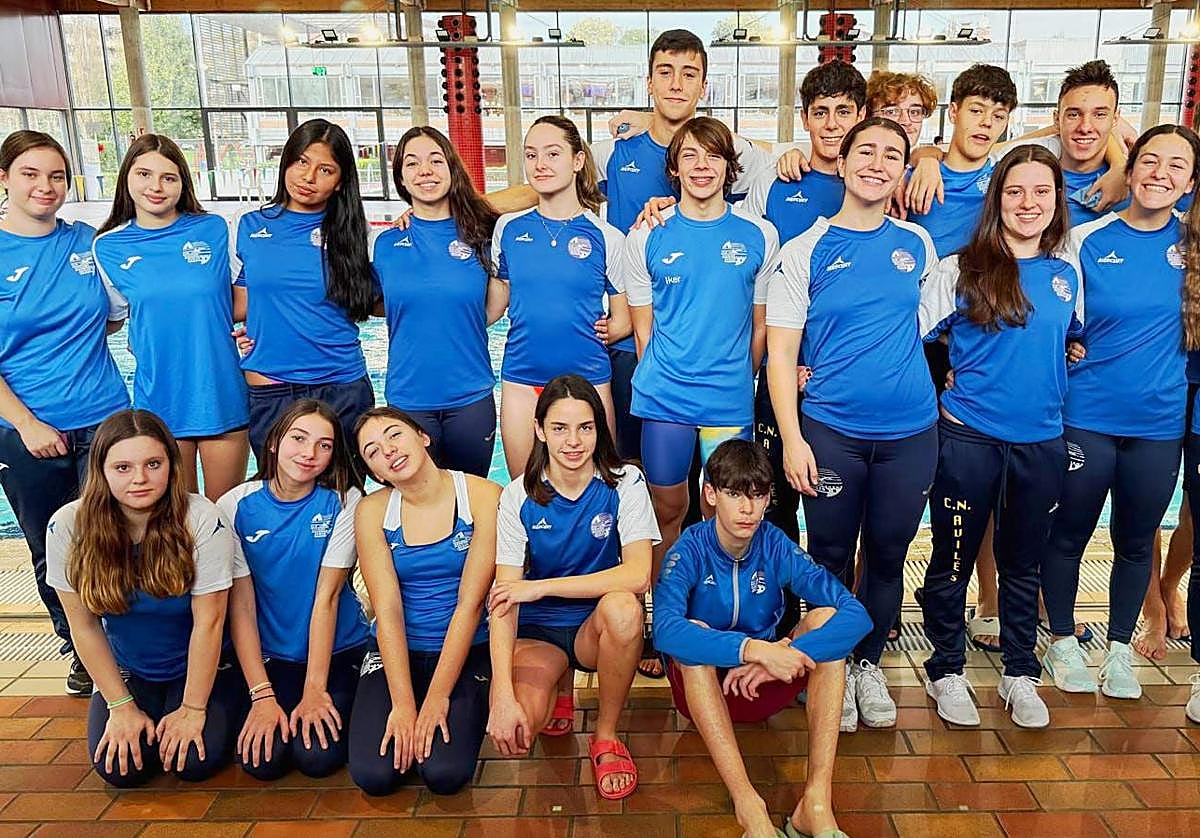 Foto de familia de los integrantes del Club Natación Avilés.