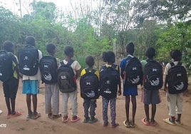 Uno de los grupos de niños de Etiopía ayudados por la asociación Soñando Muñecas