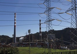 Torres de alta tensión junto a la central de Aboño, que ha sido transformada para utilizar gas en vez de carbón.