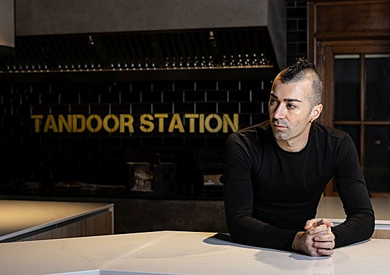 El cocinero Diego Fernández, en Regueiro, su restaurante de Tox.