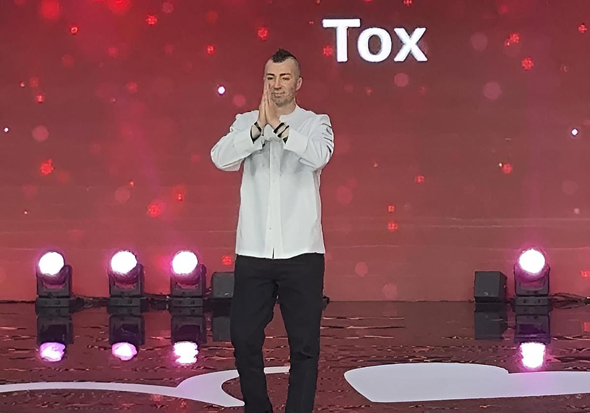 El cocinero Diego Fernández, de Regueiro, sube a ponerse la chaquetilla de una estrella Michelin en la gala celebrada este martes en Málaga.