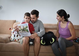 Mael, con sus padres, en su casa de Gijón.