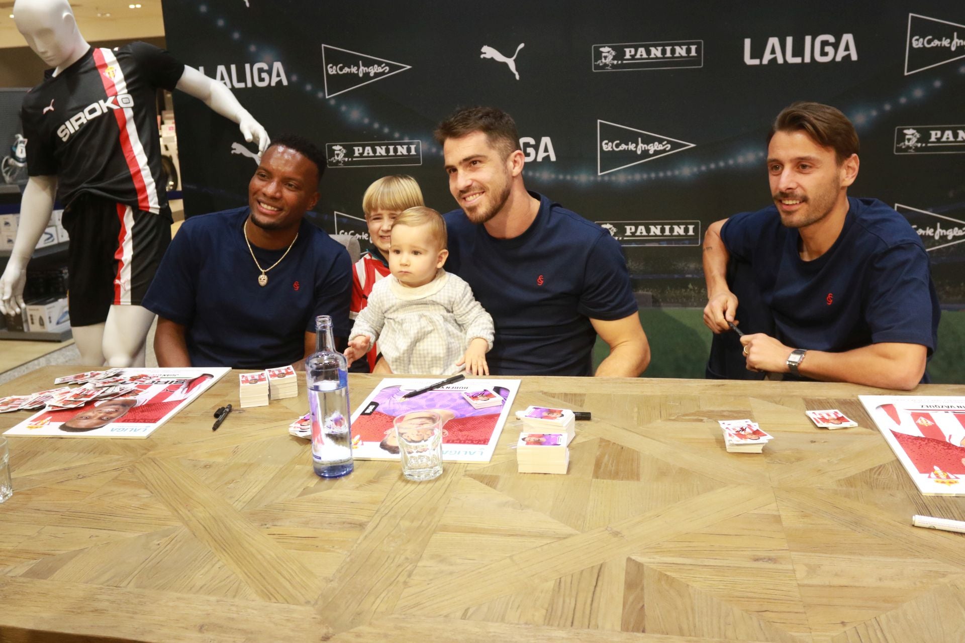 Los jugadores del Sporting firmaron autógrafos en El Corte Inglés